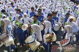 Foto udara siswa mengikuti kegiatan rampak ember saat memperingati Hari Guru Nasional di SMK Negeri 1 Ciamis, Kabupaten Ciamis, Jawa Barat, Senin (25/11/2024). Sebanyak 612 siswa kelas X menabuh ember bekas cat tembok yang sudah dilukis untuk membangun kreativitas siswa dalam bereksplorasi dalam menyambut Hari Guru Nasional. ANTARA FOTO/Adeng Bustomi/agr