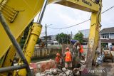  Sejumlah pekerja menyelesaikan proyek perbaikan tanggul Kali Ciputat di Perumahan Taman Mangu Indah, Pondok Aren, Tangerang Selataan, Banten, Senin (25/11/2024). Proyek pembangunan tanggul Kali Ciputat senilai Rp9 miliar tersebut terus dikebut agar tidak kembali jebol dan menyebabkan banjir di kawasan pemukiman saat terjadi hujan deras. ANTARA FOTO/Sulthony Hasanuddin/gp