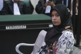 Guru honorer SDN 4 Baito Supriyani bersiap menjalani sidang vonis kasus dugaan penganiyaan kepada muridnya di Pengadilan Negeri Andoolo, Konawe Selatan, Sulawesi Tenggara, Senin (25/11/2024). Majelis Hakim memvonis bebas Supriyani karena dinilai tidak terbukti melakukan tindakan penganiyaan kepada muridnya seperti yang dituntutkan. ANTARA FOTO/Andry Denisah/tom/gp