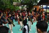 Raki yang sekaligus duta wisata Jawa Timur ikut menari tradisional bersama warga saat melakukan kunjungan di Pasar Pundensari Desa Wisata Gunungsari Kabupaten Madiun, Jawa Timur, Minggu (24/11/2024). Desa Wisata Gunungsari meraih juara pertama kategori digital dalam Anugerah Desa Wisata Indonesia (ADWI) 2024 dari Kementerian Pariwisata. Antara Jatim/Siswowidodo/mas.