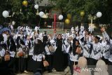 Sejumlah guru melepaskan balon seusai  upacara peringatan Hari Guru Nasional ke 79 tahun 2024 di SMP 1 Banda Aceh, Aceh, Senin (25/11/2024). Peringatan Hari Guru Nasional dengan tema 