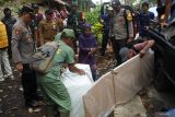 Petugas membungkus logistik Pilkada sebelum diangkut kuda di kawasan Taman Nasional Meru Betiri (TNMB) Desa Andongrejo, Tempurejo, Jember, Jawa Timur, Selasa (26/11/2024). Logistik Pilkada 2024 menuju TPS 10 Dusun Sumbersalak harus diangkut memakai kuda untuk mempercepat proses pengiriman karena sulitnya medan TNMB, dan ada 108 DPT di TPS itu. Antara Jatim/Seno/um