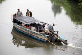 Perahu tradisional berangkat mendistribusikan logistik Pemilu ke TPS Dusun Kepetingan, Desa Sawohan, Kecamatan Buduran, Sidoarjo, Jawa Timur, Selasa (26/11/2024). Panitia Pemungutan Suara (PPS) dan Kelompok Panitia Pemungutan Suara (KPPS) harus menyeberangi sungai untuk mendistribusikan logistik Pemilu 2024 ke TPS di kawasan terpencil. Antara Jatim/Umarul Faruq