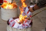 Petugas KPU memusnahkan surat suara Pilkada Serentak 2024 yang rusak dengan cara dibakar di Gudang Logistik KPU Sidoarjo, Jawa Timur, Selasa (26/11/2024). Komisi Pemilihan Umum (KPU) Kabupaten Sidoarjo memusnahkan 483 surat suara pemilihan Gubernur Jawa Timur dan 430 surat suara pemilihan Bupati Sidoarjo yang masuk kategori rusak dengan tujuan untuk meminimalisir praktek kecurangan pada proses pemungutan dan penghitungan suara pada tanggal 27 November. Antara Jatim/Umarul Faruq