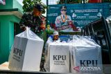 Petugas Babinsa menaikan logistik Pilkada ke atas mobil untuk di distribusikan dari Kantor Kecamatan Dayeuhkolot menuju ke TPS di Dayeuhkolot, Kabupaten Bandung, Jawa Barat, Selasa (26/11/2024). KPU Kabupaten Bandung mulai mendistribukan logistik untuk kebutuhan Pilkada Calon Bupati, Wakil Bupati Kabupaten Bandung, dan Calon Gubernur dan Wakil Gubernur Jawa Barat ke seluruh TPS yang ada di Kabupaten Bandung. ANTARA FOTO/Raisan Al Farisi/agr