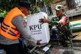 Distribusi logistik pilkada melalui jalur sungai di Palangka Raya