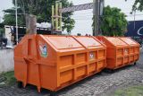 KAI Semarang bantu dua kontainer sampah untuk warga Kelurahan Tanjung Emas