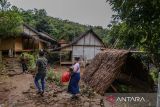 Seorang ibu Suku Badui berjalan melintasi pemukiman Badui di Desa Kanekes, Lebak, Banten, Senin (25/11/2024). Sebanyak 6.915 jiwa warga Suku Badui terdaftar sebagai Daftar Pemilih Tetap (DPT) pada pelaksanaan pemilihan kepala daerah (Pilkada) 2024 gubernur dan wakil gubernur serta bupati dan wakil bupati. ANTARA FOTO/Muhammad Bagus Khoirunas/gp