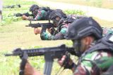 Sejumlah prajurit Komando Pasukan Gerak Cepat (Kopasgat) TNI AU melakukan penyerangan saat merebut bandara yang dikuasai musuh pada latihan Angkasa Yudha 2024 di kawasan Bandara Dhoho Kediri, Jawa Timur, Selasa (26/11/2024). Latihan tempur yang melibatkan 2.560 personel dan 80 pesawat tersebut guna meningkatkan sekaligus menguji kemampuan TNI AU dalam melaksanakan tugas yang diberikan negara. ANTARA Jatim/Prasetia Fauzani/mas.