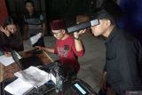 Petugas melayani proses  perekaman KTP elektronik (KTPE) di halaman GOR Lembupeteng, Tulungagung, Jawa Timur, Senin (25/11/2024). Menjelang coblosan 27 November 2024, Dispendukcapil Tulungagung membuka pelayanan khusus perpanjangan maupun pembuatan KTPE baru bagi pemilih pemula, dengan metode jemput bola ke sekolah-sekolah, pesantren dan sejumlah fasilitas publik atau tempat keramaian di daerah itu untuk membantu mengoptimalkan partisipasi pemilih di Pilkada 27 November 2024. ANTARA Jatim/Destyan Sujarwoko/mas.