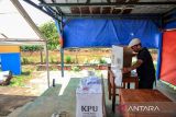 Petugas menyiapkan logistik Pilkada di Tempat Pemungutan Suara (TPS) 06 di Kampung Bojongasih, Kecamatan Dayeuhkolot, Kabupaten Bandung, Jawa Barat, Selasa (26/11/2024). Panitia Pemungutan Suara Kecamatan Dayeuhkolot memindahkan lokasi TPS ke tempat yang lebih tinggi untuk mengantisipasi banjir luapan Sungai Citarum yang kerap terjadi saat musim penghujan. ANTARA FOTO/Raisan Al Farisi/agr