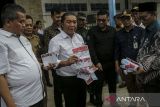 Pj Gubernur Banten Al Muktabar (ketiga kiri) bersama Komisioner KPU Provinsi Banten Ahmad Sujai (kiri) dan Ketua KPU Kabupaten Serang Muhamad Nasehudin (kanan) menunjukkan surat suara untuk Pilkada serentak 2024 sebelum dimusnahkan di gudang logistik KPU Kabupaten Serang, Banten, Selasa (26/11/2024). Komisi Pemilihan Umum (KPU) Kabupaten Serang memusnahkan surat suara rusak dan berlebih untuk pemilihan Gubernur dan Wakil Gubernur Banten sebanyak total 945 lembar, surat suara rusak dan berlebih untuk pemilihan Bupati dan Wakil Bupati Serang sebanyak total 508 lembar, dan surat suara salah kirim untuk pemilihan Bupati dan Wakil Bupati Bogor sebanyak 1.058 lembar. ANTARA FOTO/Angga Budhiyanto/gp