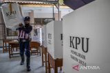 Petugas mengenakan kostum Superhero membawa kotak suara di tempat pemungutan suara (TPS) 12 Pasir Kaliki, Kota Cimahi, Jawa Barat, Selasa (26/11/2024). Warga setempat bersama petugas KPPS berinisiatif membuat TPS dengan tema Superhero untuk meningkatkan partisipasi pemilih pada Pilkada Serentak, 27 November 2024. ANTARA FOTO/Abdan Syakura/agr
