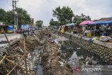 Pekerja menyelesaikan proyek pelebaran jalan di Jalan Irigasi Sipon, Cipondoh, Kota Tangerang, Banten, Selasa (26/11/2024). Pelebaran jalan di sepanjang Jalan Irigasi Sipon tersebut sebagai upaya pemerintah kota untuk mengurai kemacetan di kawasan tersebut. ANTARA FOTO/Galih Pradipta