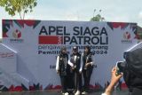 Sejumlah petugas Pengawas Pemilihan berfoto bersama di sela kegiatan Apel Siaga dan Patroli Pengawasan Masa Tenang Pemilihan 2024 di Pontianak, Kalimantan Barat, Sabtu (23/11/2024). Bawaslu Kota Pontianak mengerahkan seribu petugas pengawas dalam pelaksanaan Pilkada Kalimantan Barat dan Pilwako Kota Pontianak di enam kecamatan di wilayah setempat agar berjalan lancar, kondusif dan damai. ANTARA FOTO/Jessica Wuysang/Kristian Jonathan