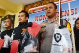 Kapolres Madiun Kota Agus Dwi Suryanto (kanan) memperlihatkan barang bukti saat merilis pengungkapan kasus judi online di Polres Madiun Kota Madiun, Jawa Timur, Senin (25/11/2024). Polisi menangkap dan menetapkan enam orang tersangka karena mempromosikan situs judi online melalui media sosialnya. Antara Jatim/Siswowidodo/mas.