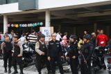 Personel Brimob Polda Jawa Timur bersama anggota polisi Sat Sabhara berdiri di dekat sebuah Tempat Pemungutan Suara (TPS) saat melakukan patroli gabungan dalam rangka pengamanan Pilkada Serentak 2024 di Kota Madiun, Jawa Timur, Rabu (27/11/2024). Patroli gabungan menggunakan sepeda motor tersebut dalam rangka pengamanan guna memastikan pelaksanaan Pilkada Serentak 2024 berlangsung aman dan lancar. Antara Jatim/Siswowidodo/um