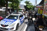 Personel Brimob Polda Jawa Timur bersama anggota polisi Sat Sabhara dan Satlantas dikawal kendaraan patwal Polisi melintas mengendarai sepeda motor  saat melakukan patroli gabungan dalam rangka pengamanan Pilkada Serentak 2024 di Kota Madiun, Jawa Timur, Rabu (27/11/2024). Patroli gabungan menggunakan sepeda motor tersebut dalam rangka pengamanan guna memastikan pelaksanaan Pilkada Serentak 2024 berlangsung aman dan lancar. Antara Jatim/Siswowidodo/um