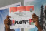 Petugas KPPS menunjukan surat suara pemilihan calon Gubernur dan Wakil Gubernur Jawa Timur saat penghitungan suara di TPS 01 Magersari, Sidoarjo, Jawa Timur, Rabu (27/11/2024). Sekitar 2.721 Tempat Pemungutan Suara (TPS) yang ada di Sidoarjo, mulai melakukan penghitungan suara untuk pemilihan Gubernur dan Wakil Gubernur Jawa Timur serta Bupati dan Wakil Bupati Sidoarjo. Antara Jatim/Umarul Faruq