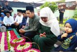 Cagub Jatim Khofifah ziarah ke makam suami dan orang tua sebelum mencoblos