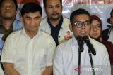 Calon Gubernur dan Wakil Gubernur Banten nomor urut 2 Andra Soni (kanan) dan Achmad Dimyati Natakusumah (kiri) menyampaikan keterangan pers di kantor DPD Partai Gerindra, Kota Serang, Banten, Rabu (27/11/2024). Dalam keterangannya Andra-Dimyati masih menunggu perhitungan berjenjang resmi dari KPUD Provinsi Banten dan menganggap hasil hitung cepat menjadi alat ukur sementara apa yang terjadi di TPS. ANTARA FOTO/Putra M. Akbar/gp