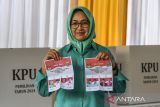 Calon Gubernur Banten nomor urut satu Airin Rachmi Diany menunjukan surat suara sebelum melakukan pencoblosan di TPS 15 Sutera Narada, Alam Sutera, Tangerang Selatan, Banten, Rabu (27/11/2024). Pemilihan calon Gubernur Banten 2024 di ikuti dua pasangan calon yaitu nomor urut 1 Airin Rachmi Diany dan Ade Sumardi serta nomor urut 2 Andra Soni dan Achmad Dimyati Natakusumah. ANTARA FOTO/Galih Pradipta