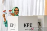 Calon Gubernur Banten nomor urut satu Airin Rachmi Diany menunjukan surat suara sebelum melakukan pencoblosan di TPS 15 Sutera Narada, Alam Sutera, Tangerang Selatan, Banten, Rabu (27/11/2024). Pemilihan calon Gubernur Banten 2024 di ikuti dua pasangan calon yaitu nomor urut 1 Airin Rachmi Diany dan Ade Sumardi serta nomor urut 2 Andra Soni dan Achmad Dimyati Natakusumah. ANTARA FOTO/Galih Pradipta