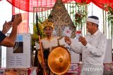 Calon Gubernur Jawa Barat nomor urut 4 Dedi Mulyadi berjalan menuju kotak suara usai memberikan hak suaranya di TPS 03 di Desa Sawahkulon, Kecamatan Pasawahan, Kabupaten Purwakarta, Jawa Barat, Rabu (27/11/2024). Dedi Mulyadi memberikan suara pada Pilkada 2024 di kediamannya di Purwakarta lalu bertolak ke posko pemenangannya di Subang untuk memantau hasil hitung cepat. ANTARA FOTO/Raisan Al Farisi/agr