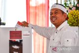 Calon Gubernur Jawa Barat nomor urut 4 Dedi Mulyadi memasukan surat suara kedalam kotak suara usai memberikan hak suaranya di TPS 03 di Desa Sawahkulon, Kecamatan Pasawahan, Kabupaten Purwakarta, Jawa Barat, Rabu (27/11/2024). Dedi Mulyadi memberikan suara pada Pilkada 2024 di kediamannya di Purwakarta lalu bertolak ke posko pemenangannya di Subang untuk memantau hasil hitung cepat. ANTARA FOTO/Raisan Al Farisi/agr