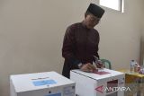 Calon tunggal Bupati Ciamis Herdiat Sunarya memasukan surat suara kedalam kotak suara saat menggunakan hak pilih di TPS 021 Keluruhan Rancapetir, Kabupaten Ciamis, Jawa Barat, Rabu (27/11/2024). Pilkada Ciamis diikuti satu pasangan calon tunggal yakni Herdiat - Yana dengan calon wakil Bupati Yana D Putra yang meninggal dunia pada 25 November 2024. ANTARA FOTO/Adeng Bustomi/agr