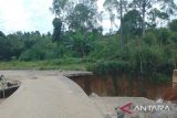 Jalan lintas Banding Agung- Pulau Beringin di OKU Selatan amblas dan longsor