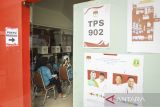 Warga binaan wanita mengikuti pemungutan suara Pilkada 2024 di TPS 902 Lapas Perempuan Kelas IIA, Kota Tangerang, Banten, Rabu (27/11/2024). KPU Kota Tangerang menyediakan sebanyak tujuh tempat pemungutan suara (TPS) dengan 1.956 daftar pemilih tetap (DPT) di 5 Lembaga Pemasyarakatan yang ada di Kota Tangerang. ANTARA FOTO/Sulthony Hasanuddin/gp