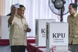 Presiden Prabowo Subianto (kiri) menunjukkan surat suara di TPS 008, Desa Bojong Koneng, Babakan Madang, Bogor, Jawa Barat, Rabu (27/11/2024). Presiden Prabowo Subianto menggunakan hak pilihnya pada Pemilihan Kepala Daerah (Pilkada) serentak 2024. ANTARA FOTO/Hafidz Mubarak A/aww/gp