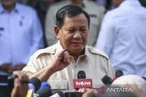 Presiden Prabowo Subianto menjawab pertanyaan wartawan usai memberikan hak pilih di TPS 008, Desa Bojong Koneng, Babakan Madang, Bogor, Jawa Barat, Rabu (27/11/2024). Presiden Prabowo Subianto menggunakan hak pilihnya pada Pemilihan Kepala Daerah (Pilkada) serentak 2024. ANTARA FOTO/Hafidz Mubarak A/aww/gp