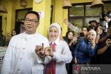 Calon Gubernur DKI Jakarta nomor urut 1 Ridwan Kamil (kiri) bersama istri Atalia Praratya (kedua kiri) menunjukkan tinta pada jari usai menggunakan hak pilih saat Pilkada 2024 di TPS 23 Kelurahan Ciumbuleuit, Bandung, Jawa Barat, Rabu (27/11/2024). Ridwan Kamil menggunakan hak suara untuk pemilihan gubernur dan wakil gubernur Jawa Barat serta pemilihan wali kota dan wakil wali kota Bandung pada Pilkada 2024. ANTARA FOTO/Novrian Arbi/agr
