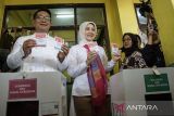 Calon Gubernur DKI Jakarta nomor urut 1 Ridwan Kamil (kiri) bersama istri Atalia Praratya (kedua kiri) menunjukkan surat suara sebelum dimasukkan ke kotak suara saat menggunakan hak pilih pada Pilkada 2024 di TPS 23 Kelurahan Ciumbuleuit, Bandung, Jawa Barat, Rabu (27/11/2024). Ridwan Kamil menggunakan hak suara untuk pemilihan gubernur dan wakil gubernur Jawa Barat serta pemilihan wali kota dan wakil wali kota Bandung pada Pilkada 2024. ANTARA FOTO/Novrian Arbi/agr
