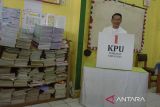 Calon Gubernur DKI Jakarta nomor urut 1 Ridwan Kamil tersenyum saat menggunakan hak pilih pada Pilkada 2024 di Tempat Pemungutan Suara (TPS) 23 Kelurahan Ciumbuleuit, Bandung, Jawa Barat, Rabu (27/11/2024). Ridwan Kamil menggunakan hak suara untuk pemilihan gubernur dan wakil gubernur Jawa Barat serta pemilihan wali kota dan wakil wali kota Bandung pada Pilkada 2024. ANTARA FOTO/Novrian Arbi/agr
