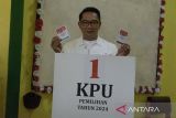 Calon Gubernur DKI Jakarta nomor urut 1 Ridwan Kamil menunjukkan surat suara saat menggunakan hak pilih pada Pilkada 2024 di TPS 23 Kelurahan Ciumbuleuit, Bandung, Jawa Barat, Rabu (27/11/2024). Ridwan Kamil menggunakan hak suara untuk pemilihan gubernur dan wakil gubernur Jawa Barat serta pemilihan wali kota dan wakil wali kota Bandung pada Pilkada 2024. ANTARA FOTO/Novrian Arbi/agr
