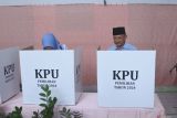 Calon petahana Bupati Situbondo Karna Suswandi (kanan) didampingi Istri Juma'ati (kiri) melakukan pencoblosan di TPS 19, Kelurahan Dawuhan, Situbondo, Jawa Timur, Rabu (27/11/2024). Calon bupati Situbondo petahana yang telah ditetapkan sebagai tersangka oleh KPK terkait dalam dugaan kasus dana Pemulihan Ekonomi Nasional (PEN), Pengadaan Barang dan Jasa 2021-2024 tersebut memberikan hak suaranya dalam Pilbup Situbondo. Antara Jatim/Seno/mas.