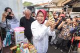 Calon Gubernur Jawa Timur nomor urut tiga Tri Rismaharini  (ketiga kiri) menunjukan hadiah minyak goreng usai melakukan pencoblosan di TPS 16 Kelurahan Jajar Tunggal, Surabaya, Jawa Timur, Rabu (27/11/2024). Pilgub Jatim 2024 diikuti tiga pasangan yaitu nomor urut satu Luluk Nur Hamidah-Lukmanul Khakim, nomor urut dua Khofifah Indar Parawansa-Emil Elestianto Dardak, dan nomor urut tiga Tri Rismaharini-Zahrul Azhar Asumta. ANTARA Jatim/Rizal Hanafi/mas.