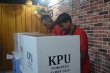 Sejumlah warga binaan pemasyarakatan mencoblos surat suara Pilkada 2024 di TPS khusus Lapas Kelas IIA di Pontianak, Kalimantan Barat, Rabu (27/11/2024). KPU Kota Pontianak menyediakan dua TPS khusus di Lapas Kelas IIA Pontianak, dengan total 858 warga binaan pemasyarakatan terdaftar sebagai pemilih untuk menggunakan hak suaranya pada Pilkada serentak 2024. ANTARA/Kristian Jonathan.