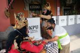 Anggota Kelompok Penyelenggara Pemungutan Suara (KPPS) berbusana tokoh Kurawa membantu warga saat Pilkada serentak 2024 di TPS 10 Banjar Blungbang, Desa Penarungan, Badung, Bali, Rabu (27/11/2024). Anggota KPPS mengenakan busana tokoh-tokoh dari kisah Mahabharata dengan mengusung tema Perang Bharatayuddha sebagai simbol kemenangan kebaikan melawan kejahatan sekaligus untuk menghibur masyarakat yang hadir di TPS untuk menggunakan suara pada Pilkada Bali tersebut. ANTARA FOTO/Nyoman Hendra Wibowo/wsj.