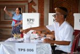 Warga menggunakan hak pilihnya pada Pilkada Serentak 2024 Kota Denpasar di TPS 06, Desa Sumerta Kelod, Denpasar Timur, Kota Denpasar, Bali, Rabu (27/11/2024). Selain memilih Wali kota dan Wakil Wali kota Denpasar, warga juga melakukan pemilihan Gubernur dan Wakil Gubernur Bali. ANTARA FOTO/Widodo S Jusuf/YU.