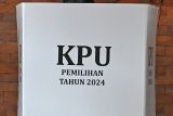 Warga menggunakan hak pilihnya pada Pilkada Serentak 2024 Kota Denpasar di TPS 05, Desa Sumerta Kelod, Denpasar Timur, Kota Denpasar, Bali, Rabu (27/11/2024). Selain memilih Wali kota dan Wakil Wali kota Denpasar, warga juga melakukan pemilihan Gubernur dan Wakil Gubernur Bali. ANTARA FOTO/Widodo S Jusuf/YU.