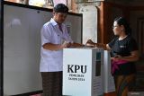 Warga memasukan memasukan kertas suara ke dalam kotak suara pada Pilkada Serentak 2024 Kota Denpasar di TPS 05, Desa Sumerta Kelod, Denpasar Timur, Kota Denpasar, Bali, Rabu (27/11/2024). Selain memilih Wali kota dan Wakil Wali kota Denpasar, warga juga melakukan pemilihan Gubernur dan Wakil Gubernur Bali. ANTARA FOTO/Widodo S Jusuf/YU.