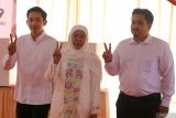 Calon Gubernur Jawa Timur nomor urut 2 Khofifah Indar Parawansa (tengah) didampingi putranya Jalaluddin Mannagalli Parawansa (kiri) dan Ali Mannagalli Parawansa (kanan) berpose usai mencoblos di TPS 19 Jemur Wonosari, Surabaya, Jawa Timur, Rabu (27/11/2024). Pilkada Jawa Timur diikuti tiga pasangan yaitu nomor 1 Luluk Nur Hamidah-Lukmanul Khakim, nomor urut 2 Khofifah Indar Parawansa-Emil Elestianto Dardak dan nomor urut 3 Tri Rismaharini-Zahrul Azhar Asumta. ANTARA Jatim/Moch Asim.