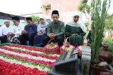 Calon Gubernur Jawa Timur nomor urut 2 Khofifah Indar Parawansa (kanan) bersama keluarganya berziarah ke makam mendiang suaminya Indar Parawansa sebelum mencoblos di TPS 19 Jemur Wonosari, Surabaya, Jawa Timur, Rabu (27/11/2024). Pilkada Jawa Timur diikuti tiga pasangan yaitu nomor 1 Luluk Nur Hamidah-Lukmanul Khakim, nomor urut 2 Khofifah Indar Parawansa-Emil Elestianto Dardak dan nomor urut 3 Tri Rismaharini-Zahrul Azhar Asumta. ANTARA Jatim/Moch Asim.