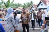 Pj Bupati Muara Enim tinjau pelaksanaan pemungutan suara di sejumlah TPS.