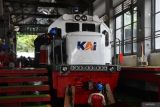 Teknisi melakukan perawatan lokomotif di Depo Lokomotif di kawasan Stasiun Kereta Api (KA) Madiun, Jawa Timur, Selasa (26/11/2024). PT KAI (Persero) Daerah Operasi (Daop) 7 Madiun melakukan perawatan 10 lokomotif dan 76 armada kereta sebagai upaya menjamin keselamatan perjalanan KA dalam rangka persiapan angkutan libur Natal dan Tahun Baru 2025. Antara Jatim/Siswowidodo/mas.