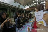 Sejumlah peserta mengikuti kelas bahasa isyarat di kampus FKIP Universitas Sultan Ageng Tirtayasa, Kota Serang, Banten, Kamis (28/11/2024). Kegiatan yang diinisiasi oleh mahasiswa dari kampus tersebut bertujuan untuk menjunjung tinggi kesetaraan dan mendukung hak-hak para penyandang disabilitas sekaligus merupakan rangkaian dari Hari Disabilitas Internasional yang rutin diperingati setiap tanggal 3 Desember. ANTARA FOTO/Angga Budhiyanto/gp